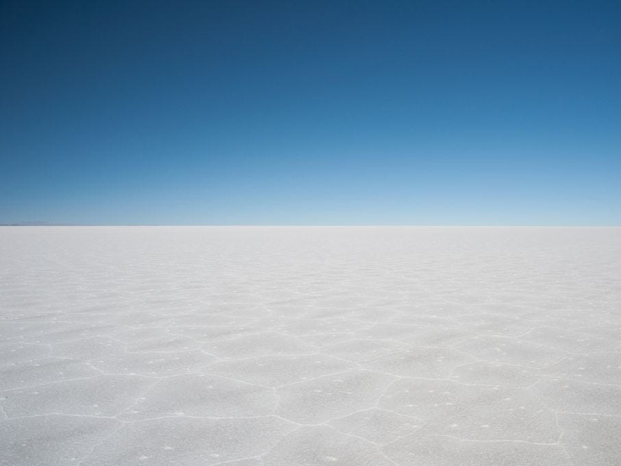 Uyuni Salt Flat ở Bolivia, cánh đồng muối lớn nhất thế giới cung cấp một bề mặt mở rộng hoàn hảo để tạo ra ảo ảnh quang học. Nó cũng chứa khoảng 15% lượng lithium của thế giới, theo Khảo sát Địa chất Mỹ.