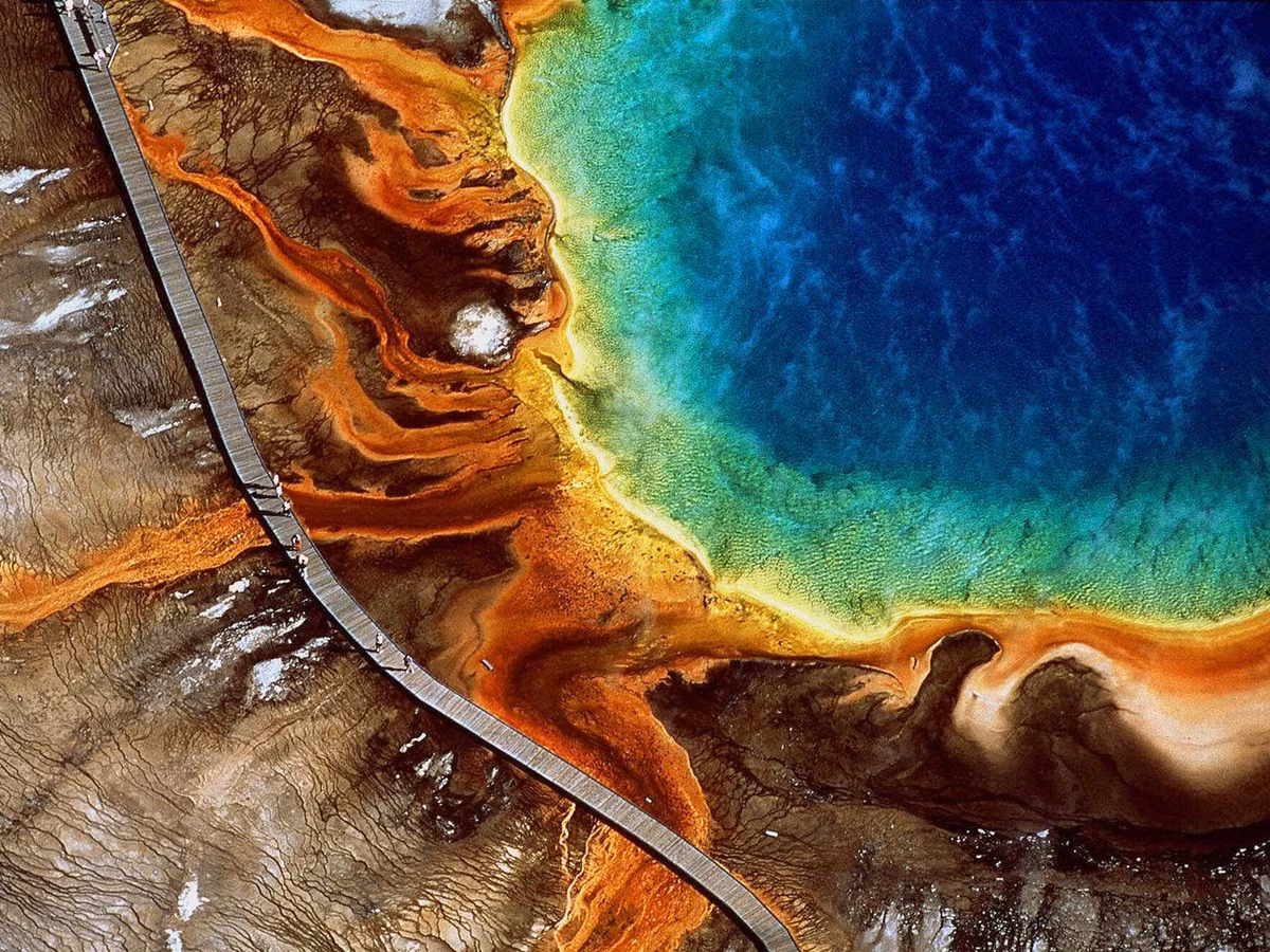 Dòng suối Cầu Vồng tại Công viên Quốc gia Yellowstone là dòng suối nước nóng lớn nhất tại Mỹ, có chứa loại vi khuẩn đặc biệt khiến nước trở nên đặc trưng mang ánh cầu vồng.