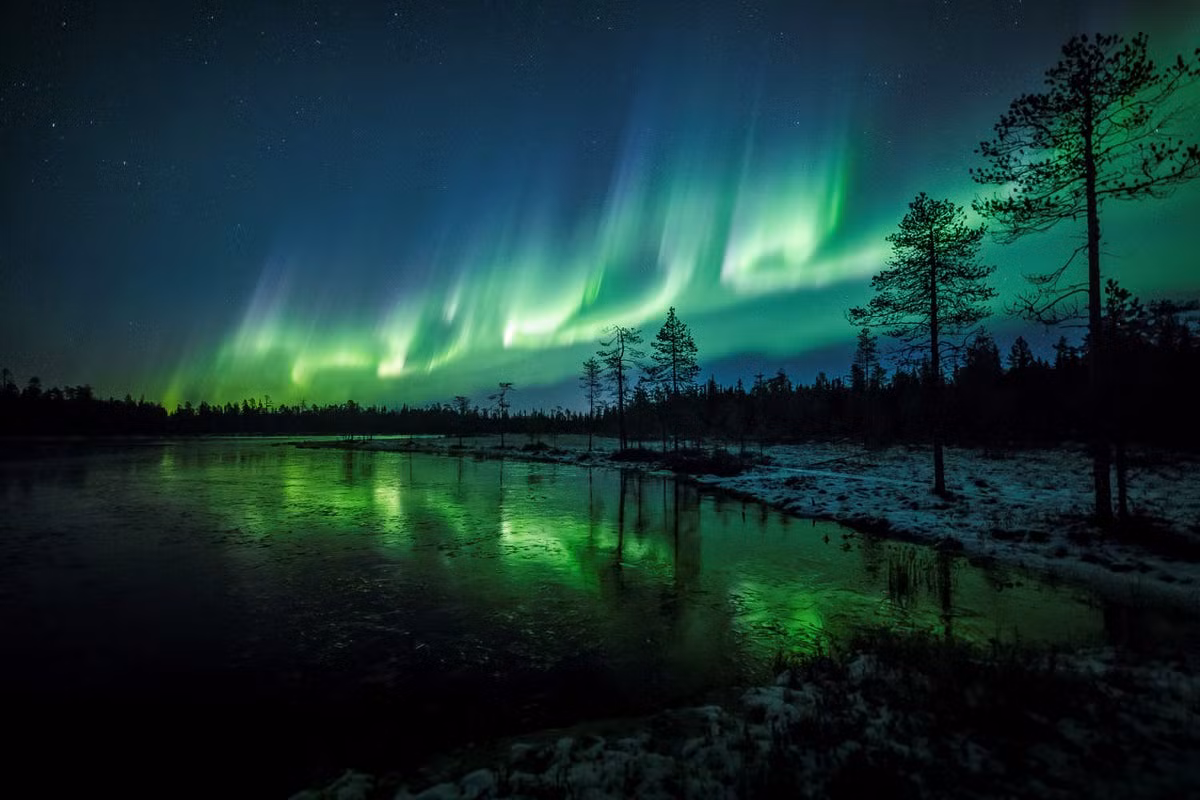 Bắc Cực quang có thể được nhìn thấy gần Vòng Bắc Cực ở Alaska, Canada, Iceland, Greenland, Na Uy, Thụy Điển và Phần Lan