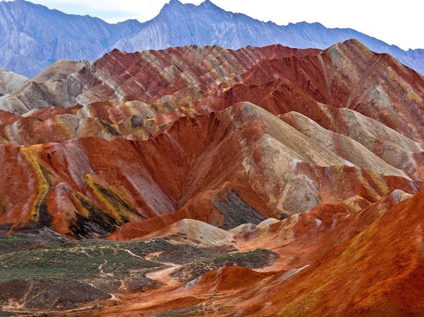 Công viên địa chất Zhangye Danxia, Trung Quốc, nước ngầm kết tủa để lại những mỏ khoáng chất đầy màu sắc trên núi. Nó đã trở thành một di sản thế giới được UNESCO công nhận vào năm 2009.