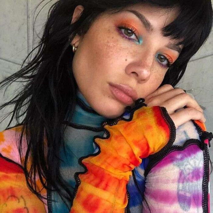 Với sự ra mắt phiên bản mới của bộ phim Nàng tiên cá sắp ra rạp ở Hoa Kỳ vào ngày 26 tháng 5, một số xu hướng làm đẹp đã ra đời và nhanh chóng chiếm lấy tình cảm của cộng đồng yêu thích Nàng tiên xinh đẹp Ariel. Những mái tóc gợn sóng bắt đầu quay trở lại với lối trang điểm bọng mắt sặc sỡ cùng các đường kẻ mắt đầy mê hoặc. Đặc biệt nhất một phong cách trang trí móng tay được ra đời, lấy cảm hứng từ các yếu tố và màu sắc của biển cả - Mermaid Nails được đánh giá sẽ là xu hướng mới cho các Nàng yêu thích những bộ móng tay đầy nổi bật.