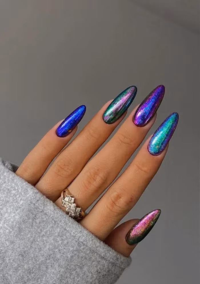  Sự phản chiếu hoàn hảo: Vài năm trước, việc làm móng bằng men kim loại đã thu hút mọi ánh nhìn và trở thành một trong những sở thích của nhiều ngôi sao nổi tiếng . Giờ đây, với sự thành công của trào lưu móng tay nàng tiên cá, một lần nữa “móng tay bằng men kim loại” đã trở lại và chiếm được sự quan tâm của phái đẹp. Những bộ móng tay làm từ men kim loại chúng cho phép phản chiếu hoàn hảo độ sáng và ánh sáng của biển . Tất nhiên, nếu bạn muốn đạt được một kết quả ngoạn mục như thế này, bạn sẽ không quên dùng đến tông màu xanh và tím. 