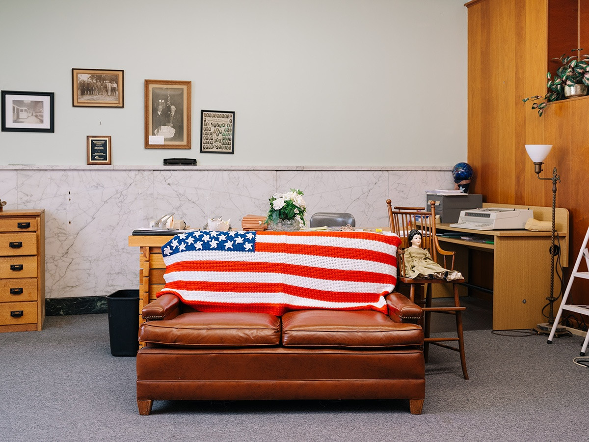 Ngoài quy mô nhỏ bất thường, Kentland Federal Savings and Loan còn có những điểm đặc biệt khác. Ngân hàng này có trụ sở duy nhất ở thị trấn Kentland (bang Indiana), nơi mà tổng dân số chỉ có 1.641 người. Chưa hết, họ còn không có máy rút tiền tự động ATM hay bất kỳ trang web chính thức nào.