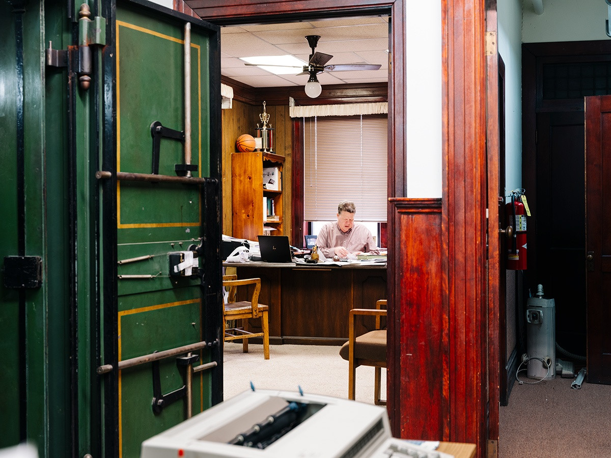 Theo nhà báo tài chính Roger Lowenstein, rất nhiều quy định đã được đặt ra để đảm bảo quyền lợi cho các ngân hàng nhỏ vào thời điểm đó. Chẳng hạn như vào năm 1930, các ngân hàng không được phép mở thêm chi nhánh hoặc hoạt động liên bang.