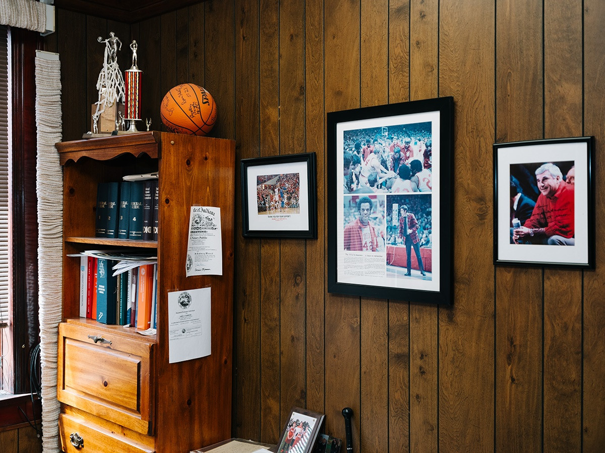 Về cơ bản, có 2 điều bạn có thể làm ở đây với tư cách là khách hàng: Thế chấp mua nhà hoặc mở tài khoản tiết kiệm. Và dù bạn sử dụng dịch vụ nào đi nữa, mọi thủ tục đều sẽ được thực hiện trên giấy tờ theo đúng nghĩa đen.