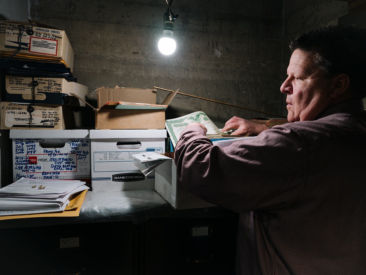 Sau khi các quy định dần được nới lỏng, các nhà băng bắt đầu sáp nhập hoặc rao bán. "Các ngân hàng lớn thì ngày càng lớn hơn, và sau mỗi đợt khủng hoảng trong ngành thì làn sóng sáp nhập lại xuất hiện", ông Lowenstein giải thích.