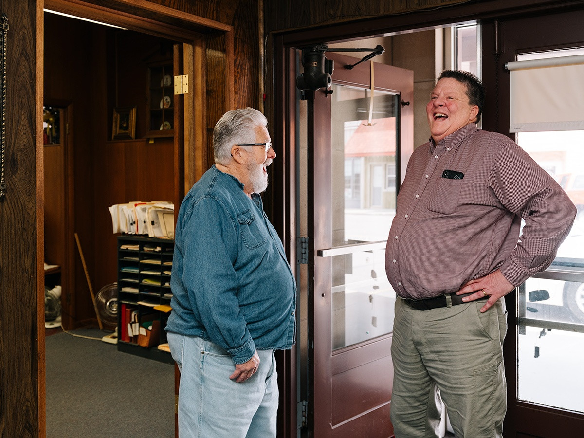 Theo ông Sammons, phân nửa số khách hàng của ông đến trả tiền hàng tháng chỉ là để "có việc gì đó để làm". Với ông, đây là mối quan hệ giữa người với người, được củng cố bởi một tổ chức luôn nỗ lực làm việc trực tiếp nhiều nhất có thể. "Chúng tôi tự hào rằng mỗi khi có ai đó gọi đến, họ sẽ gặp tôi hoặc một nhân viên bán thời gian chứ không phải trả lời tự động", ông nói.