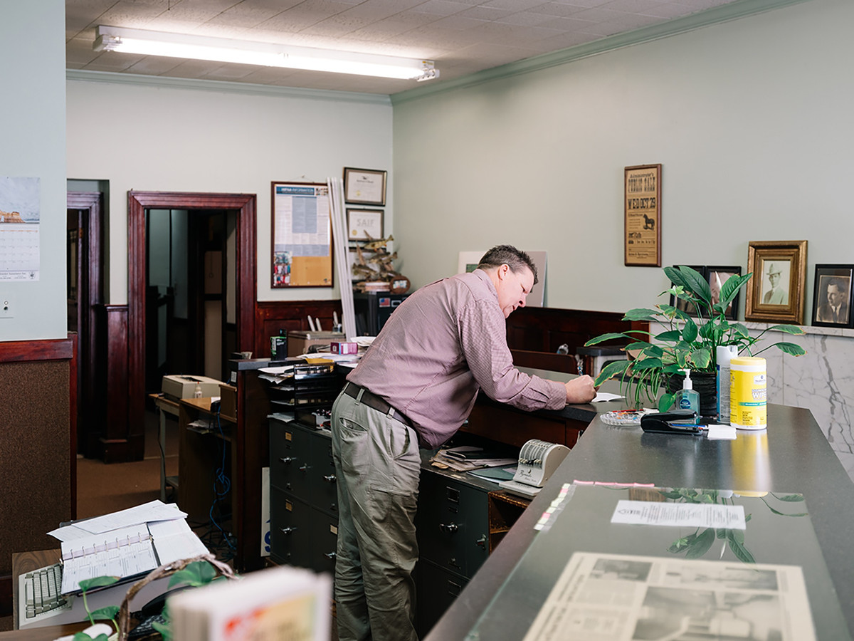 "Chúng tôi là nhà băng duy nhất không đóng cửa trong đợt sụp đổ chứng khoán vào cuối những năm 1920. Mọi người đến đây đều cảm thấy an toàn vì biết tiền của họ sẽ không biến đi đâu mất", ông chia sẻ.