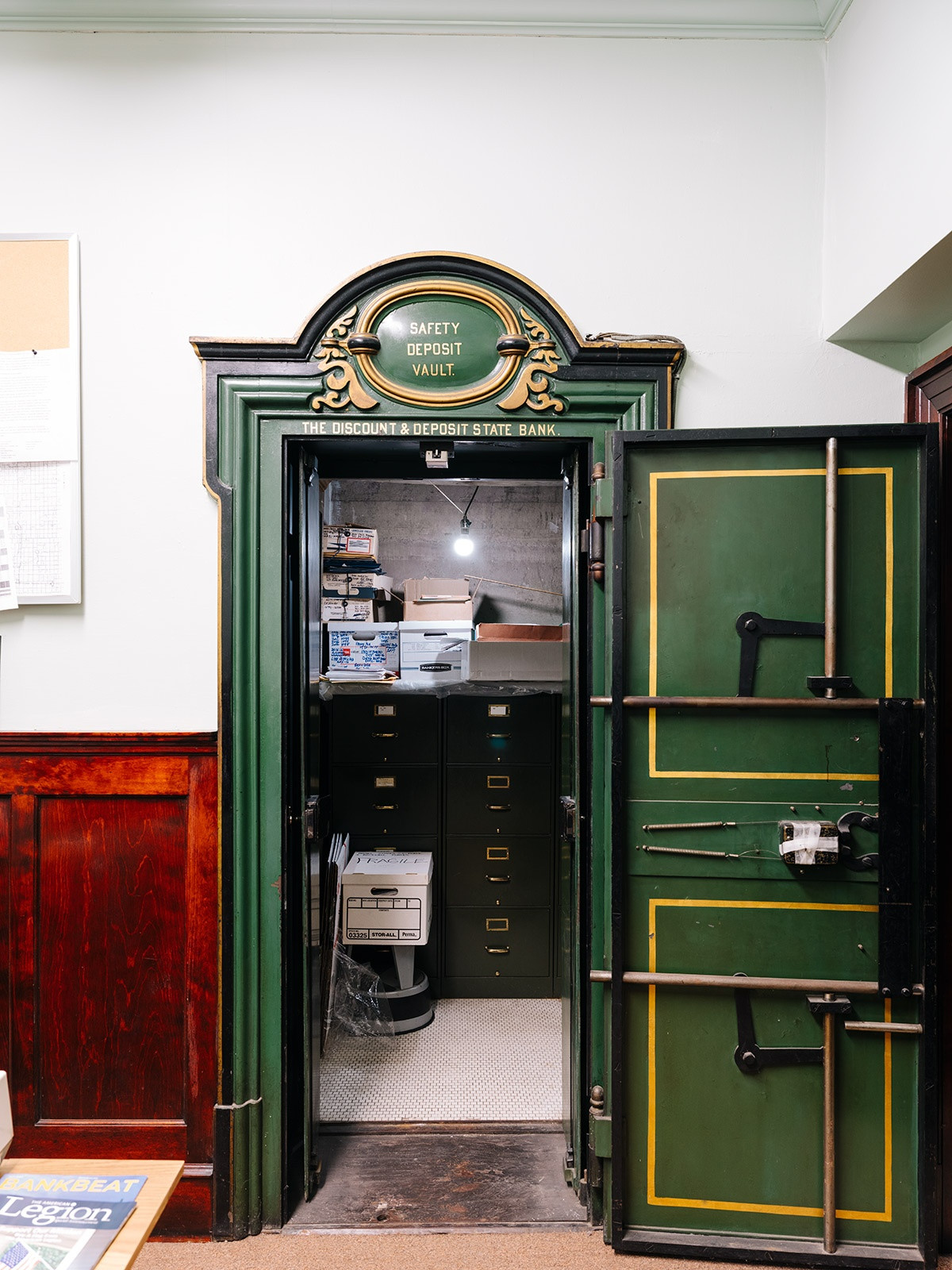 Một lý do khác buộc ngân hàng phải đóng cửa là tỷ suất lợi nhuận ít ỏi. Theo Sammons, dù ngân hàng của ông hút khách địa phương nhờ vào lãi suất tiết kiệm và thế chấp, nhưng ngoài ra ngân hàng không có thêm bất kỳ một khoản thu nào khác. Nghe có vẻ phi thực tế, nhưng Kentland chưa từng thu phí của khách hàng: Không phí ATM, không phí chuyển khoản và không phí giao dịch dưới bất kỳ hình thức nào.