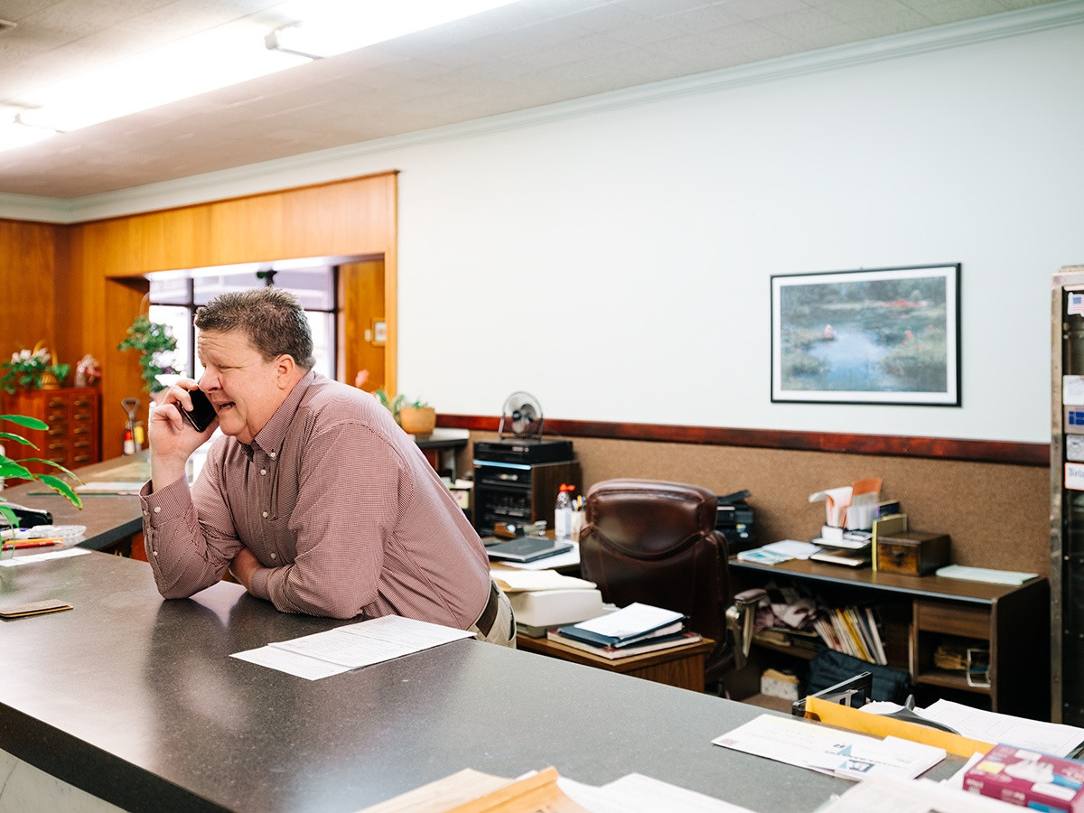 Không như những chủ ngân hàng khác, ông Sammons không quá quan tâm đến tiền bạc dù thu nhập bị phụ thuộc vào một nhóm nhỏ khách hàng giảm dần. Ông sẽ không thể tiếp tục duy trì việc kinh doanh khi ngân hàng không phát triển, nhưng đó là điều mà ông chấp nhận.