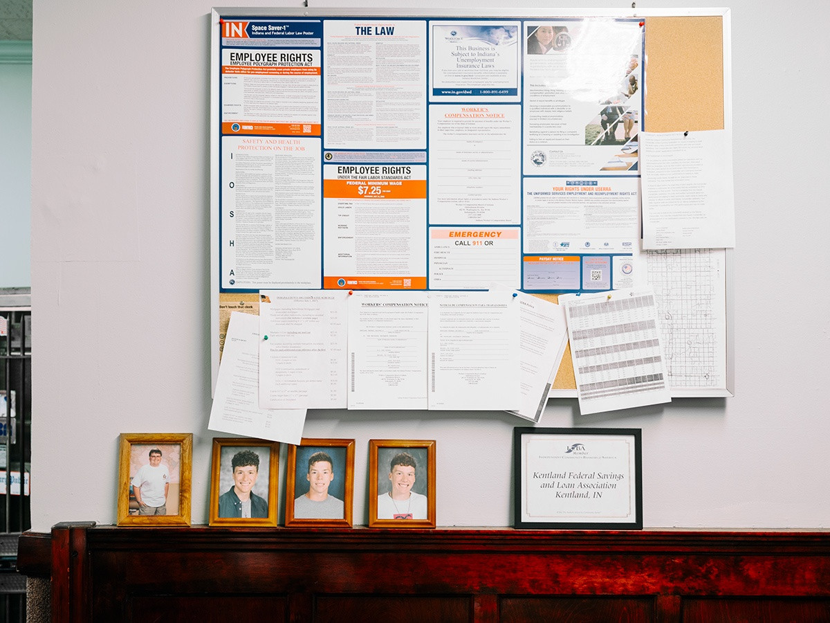 Hiện tại, họ chỉ cho vay mua nhà với khoảng 40 khách hàng. Và khi khách hàng cũ qua đời, nhà băng cũng không có thêm khách mới thuộc thế hệ trẻ. Những người này không hứng thú với một ngân hàng phải làm việc hoàn toàn trực tiếp.