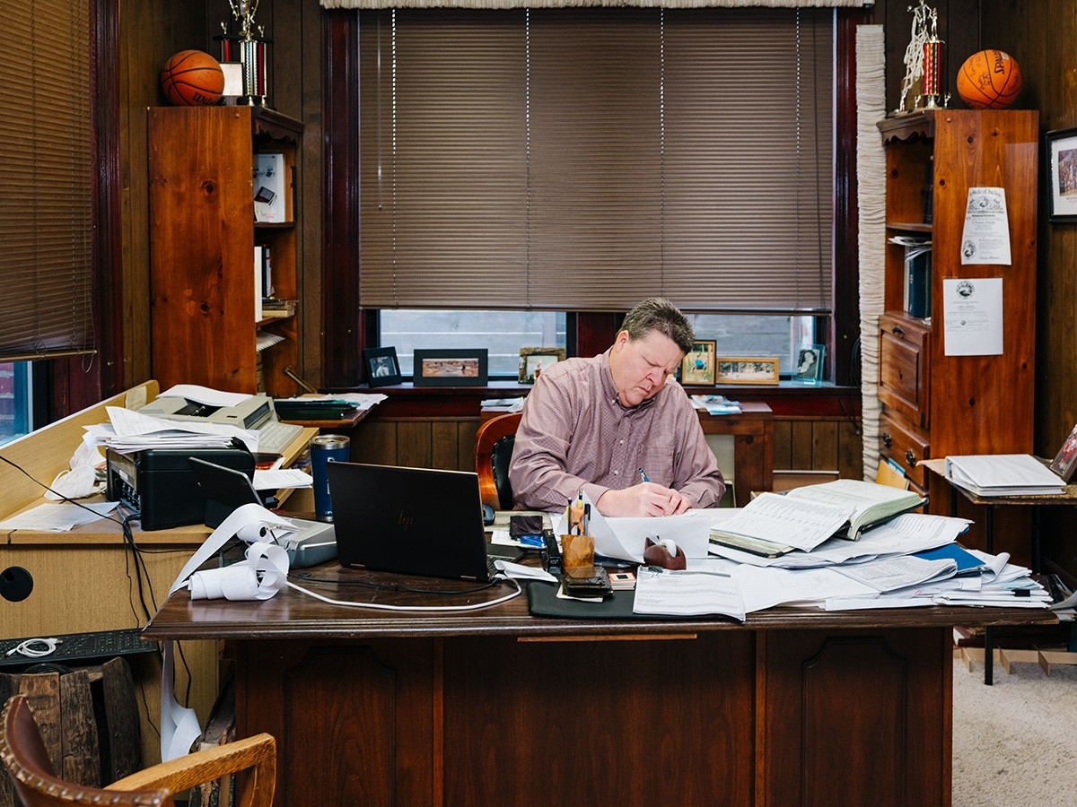 Là thế hệ thứ tư trong gia đình điều hành ngân hàng này và cũng là nhân viên chính thức duy nhất, ông James A. Sammons không có đủ kiên nhẫn để sử dụng máy tính thay cho hình thức thủ công, dù ông biết rằng nó rất hữu dụng.