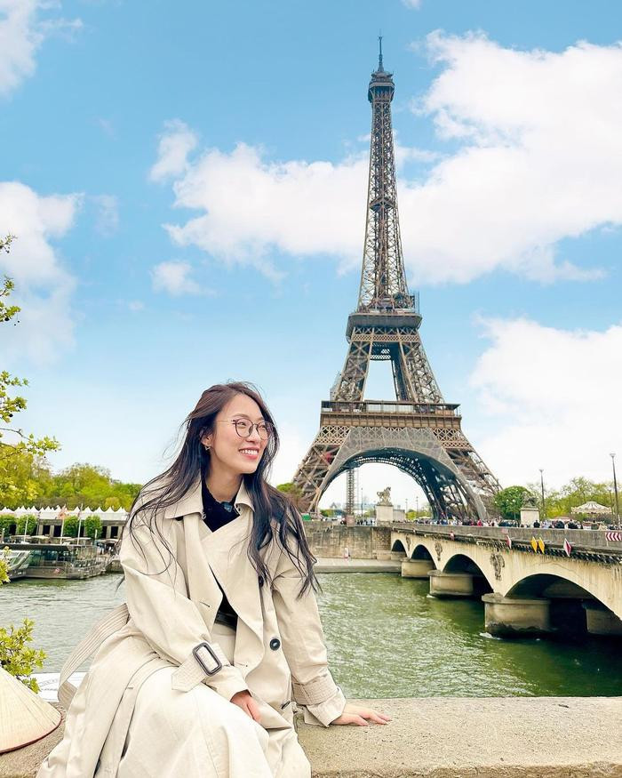 Hơn cả những vẻ đẹp mà trang phục và khung cảnh tuyệt đẹp tại Châu Âu đem lại, netizen Việt lại chú ý đến chiếc nón lá truyền thống mà nàng luôn mang theo.