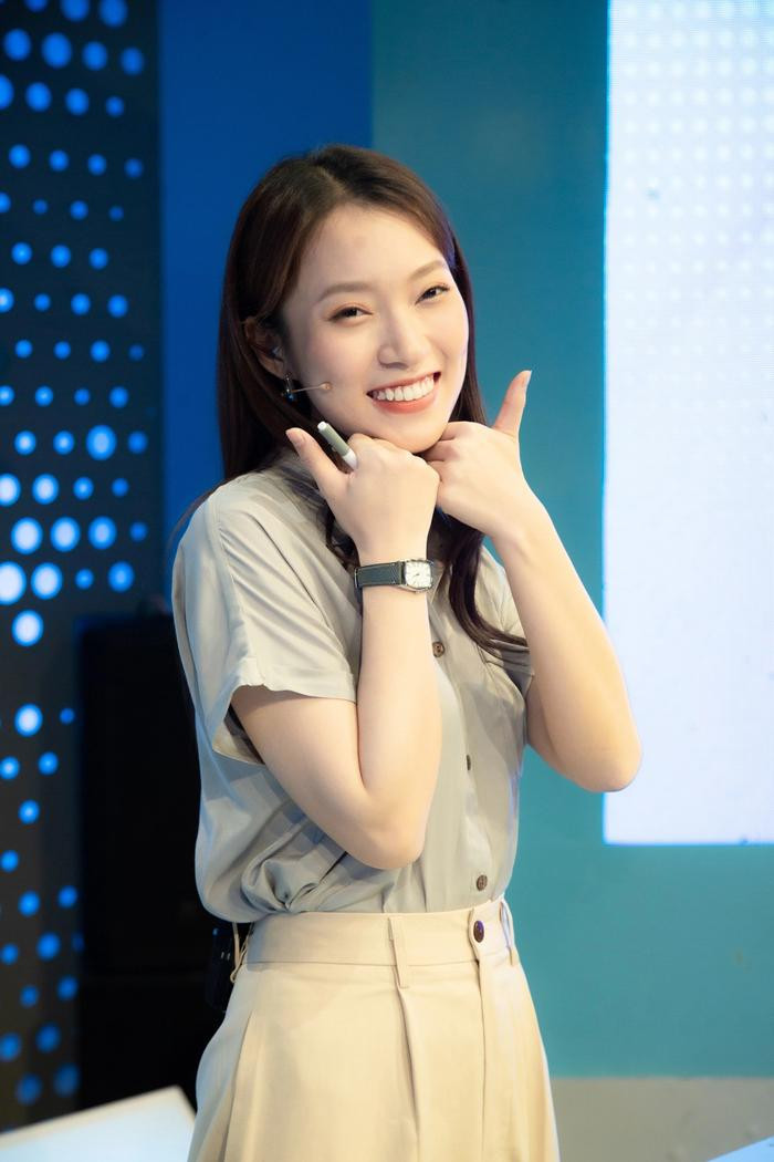 Được biết Khánh Vy là người trẻ tuổi nhất từng được dẫn chương trình Đường lên đỉnh Olympia. Không chỉ tài năng, học giỏi chuẩn “con nhà người ta”, mà nữ MC còn khiến nhiều người ngưỡng mộ bởi gu thời trang tinh tế.