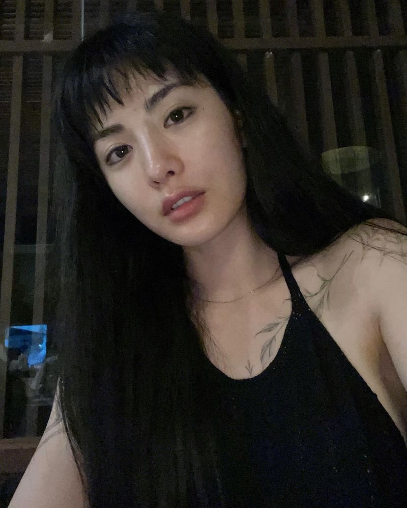 Trong khi đó, Mask Girl là câu chuyện về Kim Mo Mi - một nhân viên văn phòng không tự tin với ngoại hình nên đã quyết định đeo mặt nạ làm streamer vào ban đêm. Ở tác phẩm này, Go Hyun Jung và Nana sẽ cùng đóng vai Kim Mo Mi ở hai mốc thời điểm ban ngày và ban đêm.