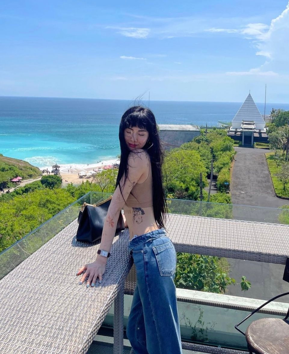 Bên cạnh những lời khen ngợi về vóc dáng, nữ diễn viên còn gây chú với loạt hình xăm trên cơ thể. Việc cô để lộ hình xăm đã trở thành chủ đề được bàn tán sôi nổi trên các diễn đàn.