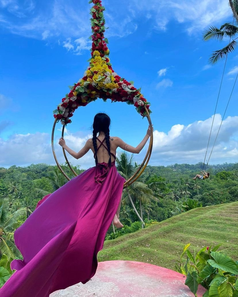 Trong buổi họp báo ra mắt phim Confession năm 2022, Nana từng gây tranh cãi vì việc xăm mình bởi nhiều người cho rằng điều này sẽ cản trở sự phát triển của cô trong tương lai. Thế nhưng, cô đã thẳng thắn bày tỏ quan điểm: "Mọi hoa văn và hình vẽ trên cơ thể đều được tôi chọn lọc sau thời gian dài suy nghĩ. Và tôi muốn được xăm mình”.