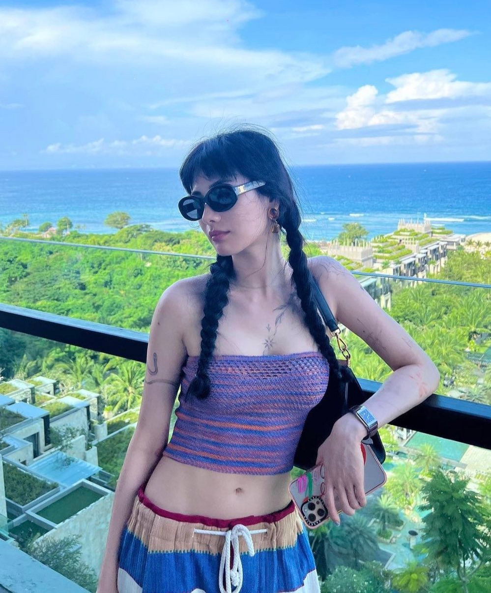 Nữ diễn viên nói thêm: "Tôi chỉ tập thể dục và ăn kiêng để có thân hình đẹp khi mới bước chân vào nghề. Hiện tại, tôi không còn áp dụng quy tắc nghiêm ngặt đó nữa. Tôi nhận ra sức khỏe là trên hết. Khi biết tự chăm sóc cho sức khỏe của bản thân, bạn sẽ có hình thể đẹp một cách tự nhiên".