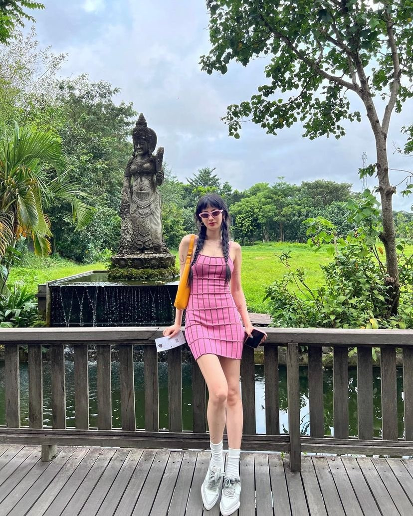 Hầu hết ý kiến đều ủng hộ việc nữ diễn viên làm theo sở thích của bản thân. Tuy nhiên, một bộ phận khác lại phản đối: "Cô ấy thực sự tuyệt vời nhưng chỉ khi không có những hình xăm đó", "Tôi thực sự hy vọng những hình xăm đó là giả", "Nếu không có hình xăm, cô ấy chắc chắn còn đẹp hơn"…