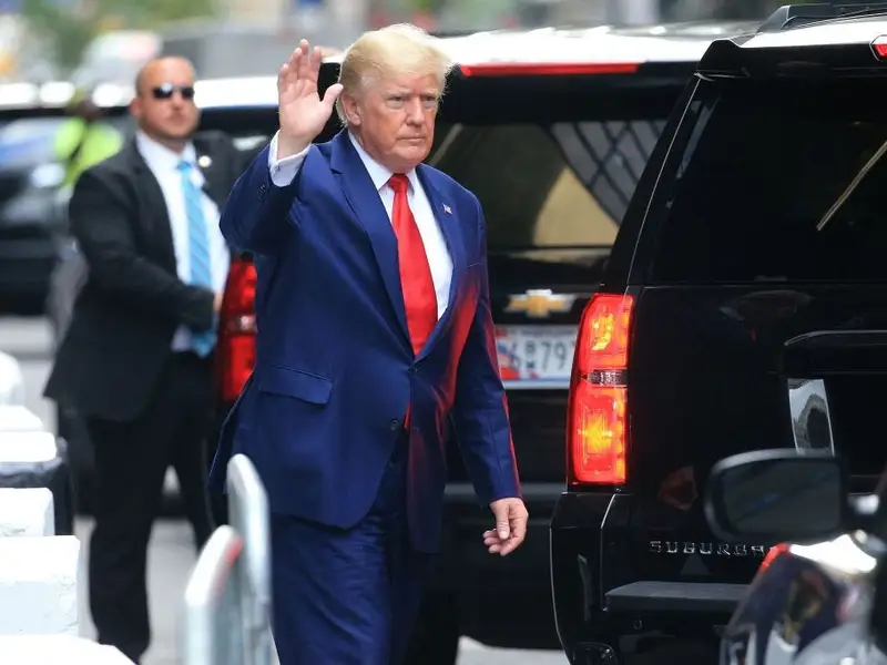 Bên cạnh những tài sản nhà đất hay xe hơi, những bộ vest của ông Trump cũng được đặt thiết kế riêng bởi nhãn hiệu Brioni (Italy) và có giá 6.000-17.000 USD.