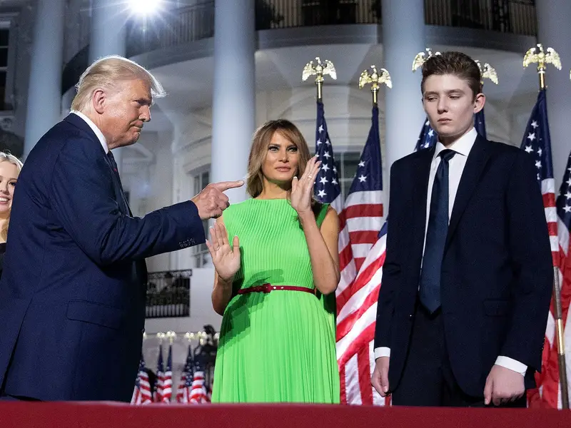 Một khoản chi khác dành cho con trai Barron Trump của ông tại Học viện Oxbridge cũng tốn khoảng 35.000 USD/năm.