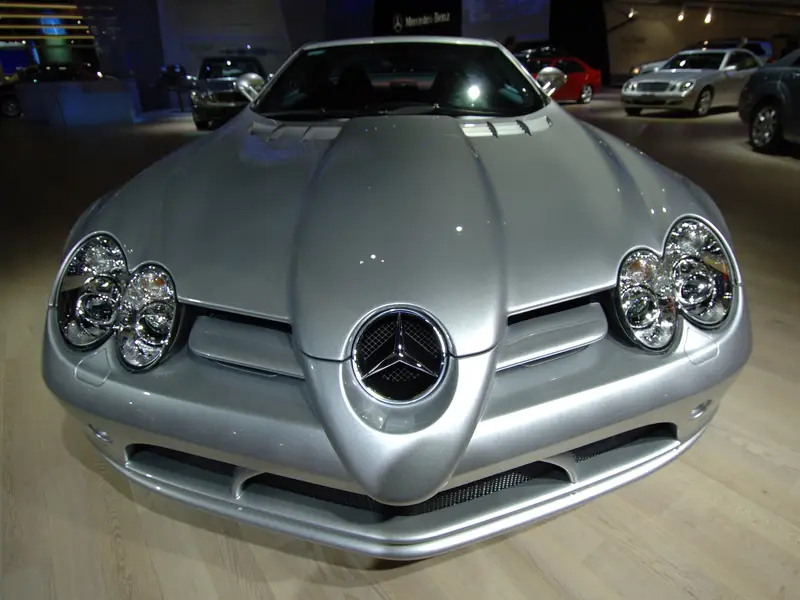 Ông cũng đã mua cho vợ mình là bà Melania Trump một chiếc SLR McLaren trị giá 455.000 USD.