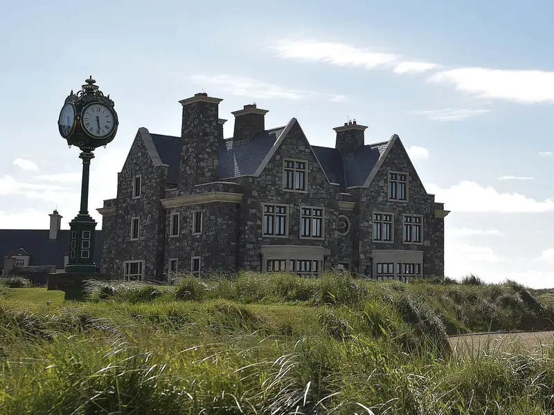 Theo trang web Trump Golf Count, vị tỷ phú còn sở hữu 18 sân golf và chơi golf gần 300 lần trong nhiệm kỳ tổng thống.