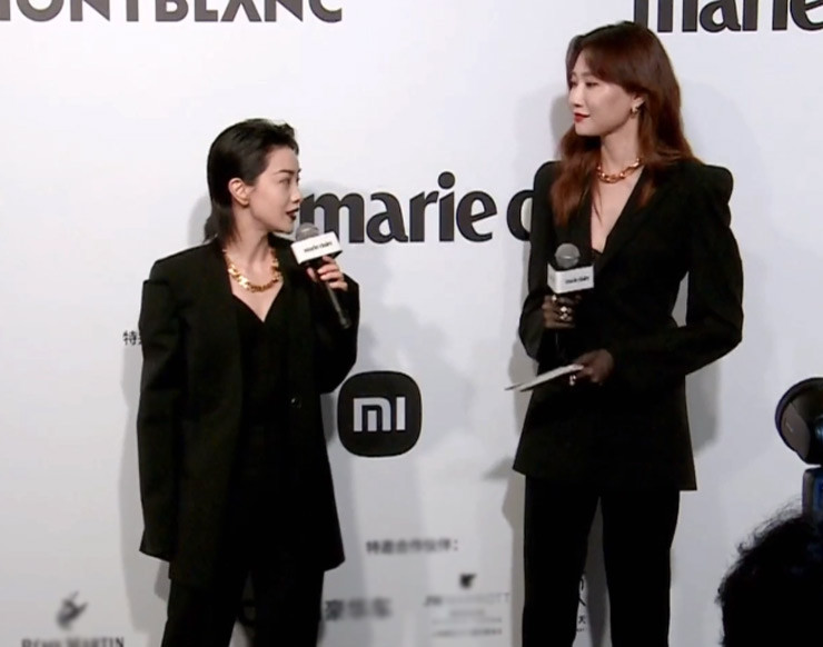 Năm 2021, trên siêu thảm đỏ Marie Claire được diễn ra tại thành phố Thượng Hải, một sự cố của MC đã khiến cho sự kiện này trở thành chủ đề bàn tán trên mạng xã hội. Nữ diễn viên kiêm người mẫu Lý Tư Vũ được giao vai trò MC thảm đỏ. Tuy nhiên chiều cao 1m82 của cô đã liên tiếp “dìm” nhiều mỹ nhân khiến họ né tránh đứng cạnh.