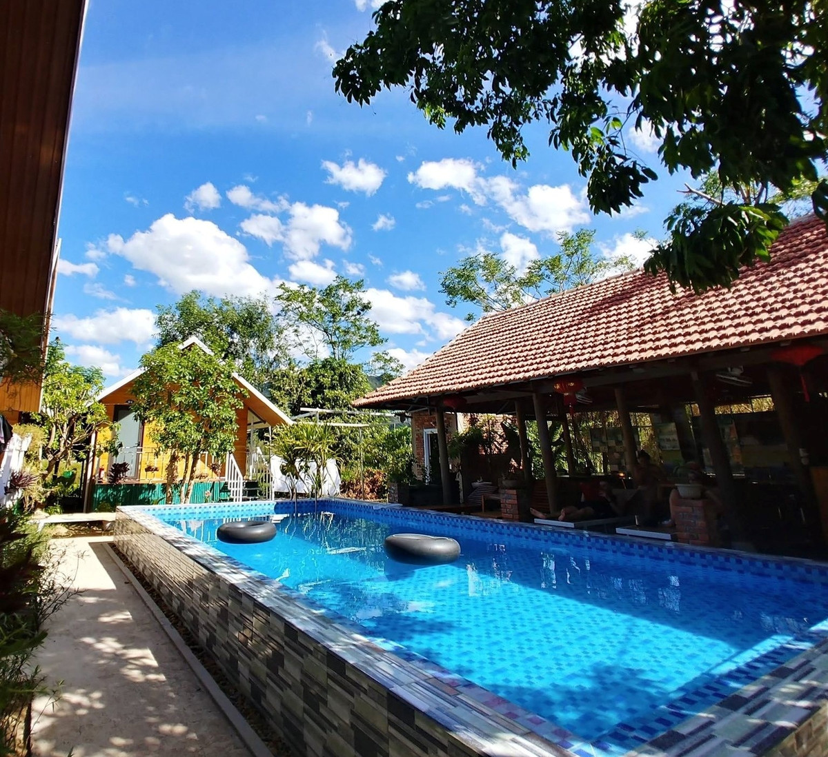 Pomelo Homestay: Homestay cũng nằm trong khu vực Phong Nha - Kẻ Bàng. Từ nơi này, du khách có thể dễ dàng di chuyển đến nhiều địa điểm du lịch khác. Tại đây, các phòng được bố trí theo từng ngôi nhà nhỏ bằng gỗ. Do có nhiều không gian ngoài trời, Pomelo Homestay rất thích hợp tổ chức các buổi tiệc nướng, team building. Ảnh: Pomelo Homestay.