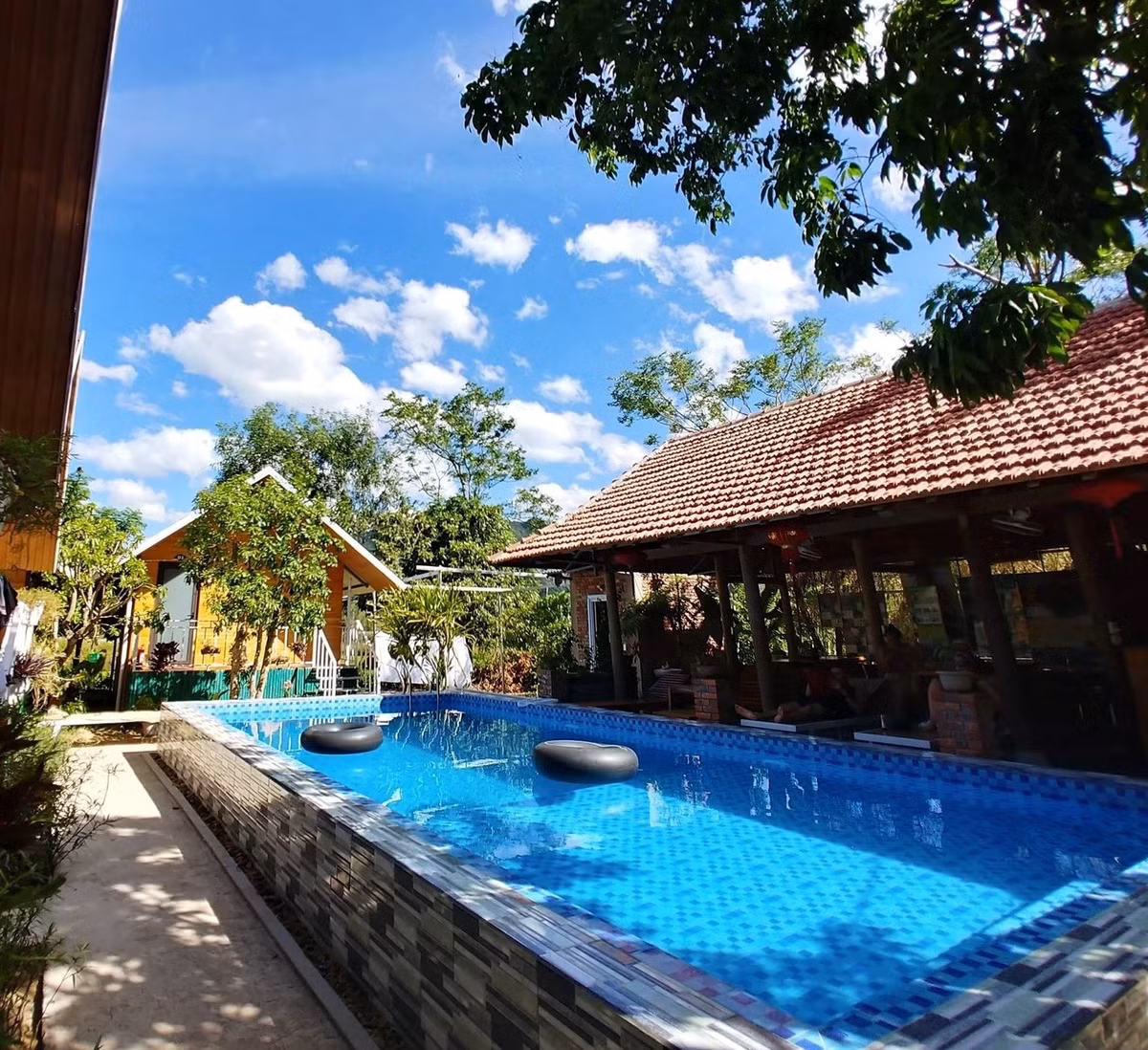 Pomelo Homestay: Homestay cũng nằm trong khu vực Phong Nha - Kẻ Bàng. Từ nơi này, du khách có thể dễ dàng di chuyển đến nhiều địa điểm du lịch khác. Tại đây, các phòng được bố trí theo từng ngôi nhà nhỏ bằng gỗ. Do có nhiều không gian ngoài trời, Pomelo Homestay rất thích hợp tổ chức các buổi tiệc nướng, team building. Ảnh: Pomelo Homestay.