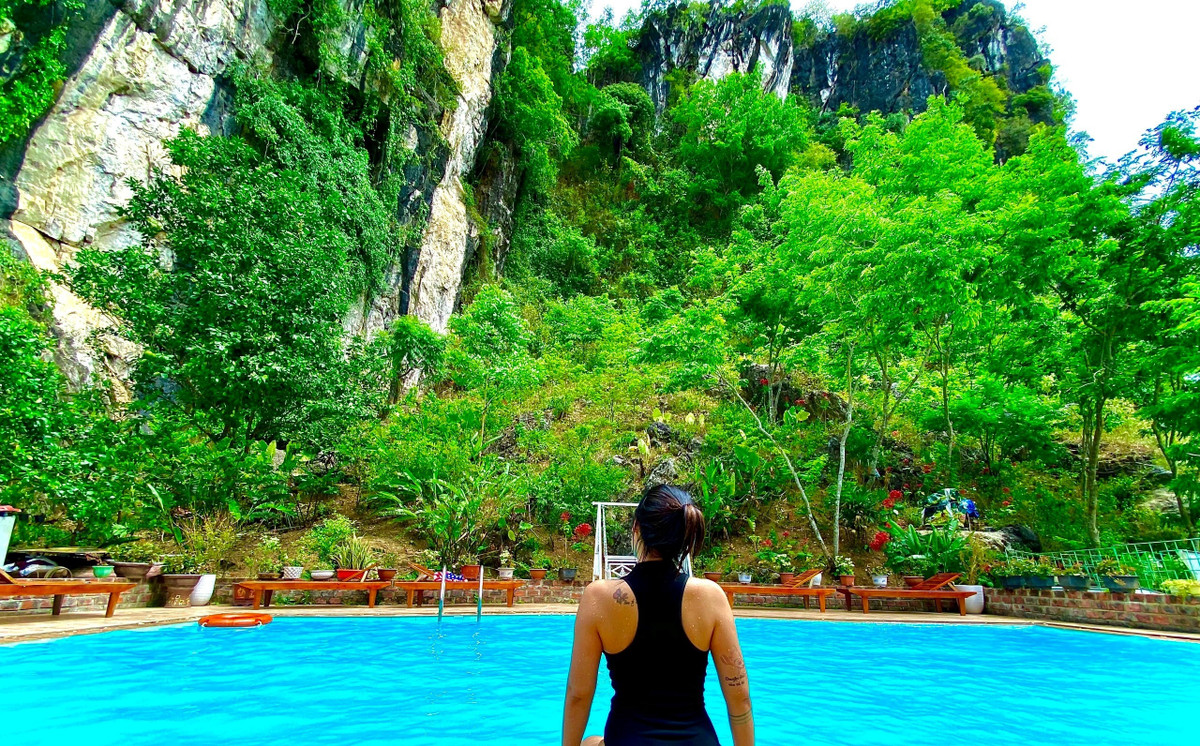 Thao Nguyen Homestay: So với những homestay khác, Thao Nguyen Homestay lại nằm ngay dưới chân núi. Phòng nghỉ tại đây có tone màu trắng làm chủ đạo, điểm nhấn ở các cửa kính lớn hướng ra phía núi. Nhà nghỉ có một hồ bơi nhỏ để du khách có thể vui chơi, nghỉ dưỡng. Ngoài ra, điểm lưu trú cũng có cho thuê xe đạp và thuyền SUP cho khách có nhu cầu. Ảnh: Thao Nguyen Homestay.