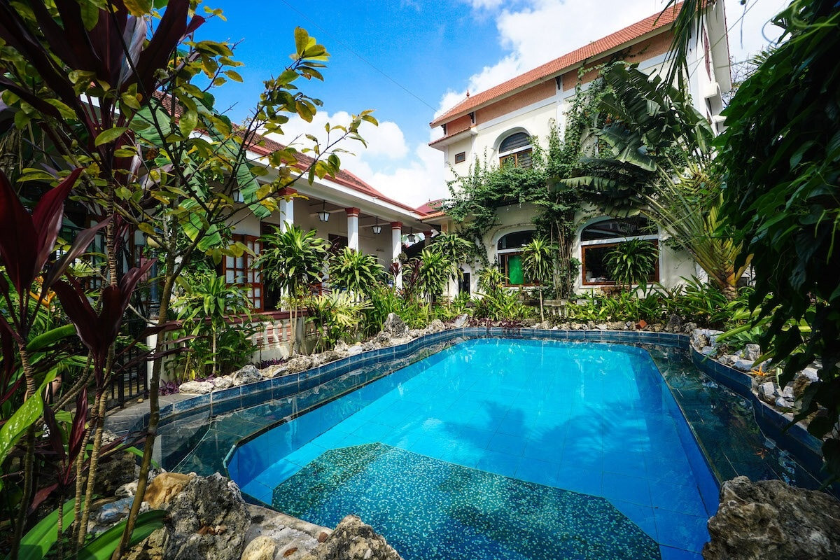 Phong Nha Farmstay: Nằm tại làng du lịch Sơn Trạch, khu nghỉ dưỡng được thiết kế theo phong cách thời Pháp thuộc. Du khách có thể đăng ký tham gia các hoạt động như leo núi hoặc trekking. Bên cạnh đó, khu lưu trú còn cho du khách trải nghiệm cuộc sống của người dân địa phương thông qua hoạt động trồng rau, chăn nuôi gà, vịt. Ảnh: The Executive Thrillseeker.