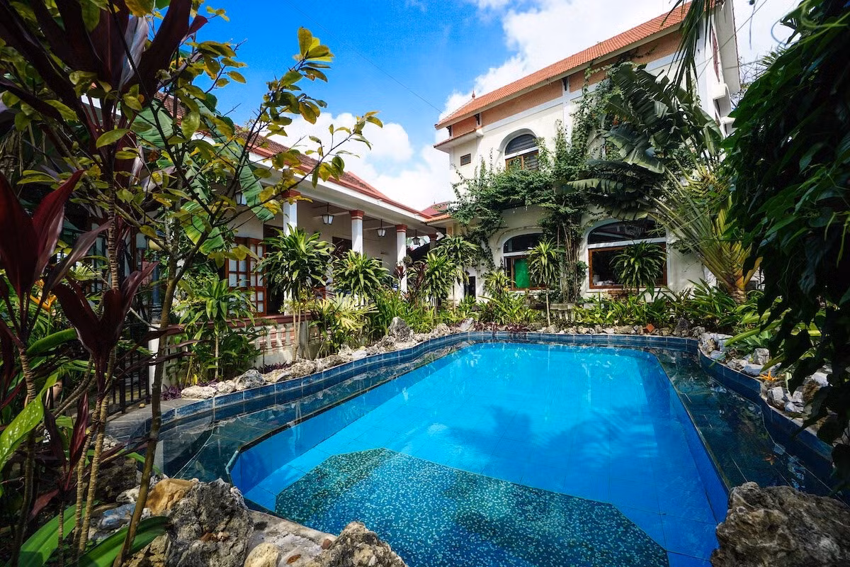 Phong Nha Farmstay: Nằm tại làng du lịch Sơn Trạch, khu nghỉ dưỡng được thiết kế theo phong cách thời Pháp thuộc. Du khách có thể đăng ký tham gia các hoạt động như leo núi hoặc trekking. Bên cạnh đó, khu lưu trú còn cho du khách trải nghiệm cuộc sống của người dân địa phương thông qua hoạt động trồng rau, chăn nuôi gà, vịt. Ảnh: The Executive Thrillseeker.