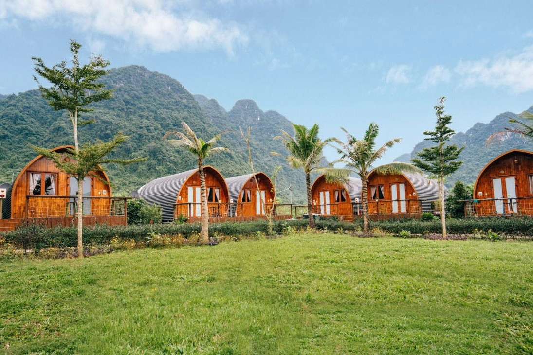 Chày Lập Farmstay: Nơi đây có diện tích 1,8 hecta với 3 phong cách nhà nghỉ là Farm, Garden và Mountain. Khi lưu trú, du khách sẽ được trải nghiệm các tiện ích và dịch vụ như nhà hàng, hồ bơi, xông hơi thảo mộc. Khách du lịch có thể tham gia hoạt động chèo kayak hoặc SUP trên sông Chày, đạp xe hoặc du ngoạn trên sông. Ngoài ra, du khách có thể đăng ký tour tham hiểm các hang động với giá cả hợp lý tại đây. Ảnh: Oxalis Adventure.