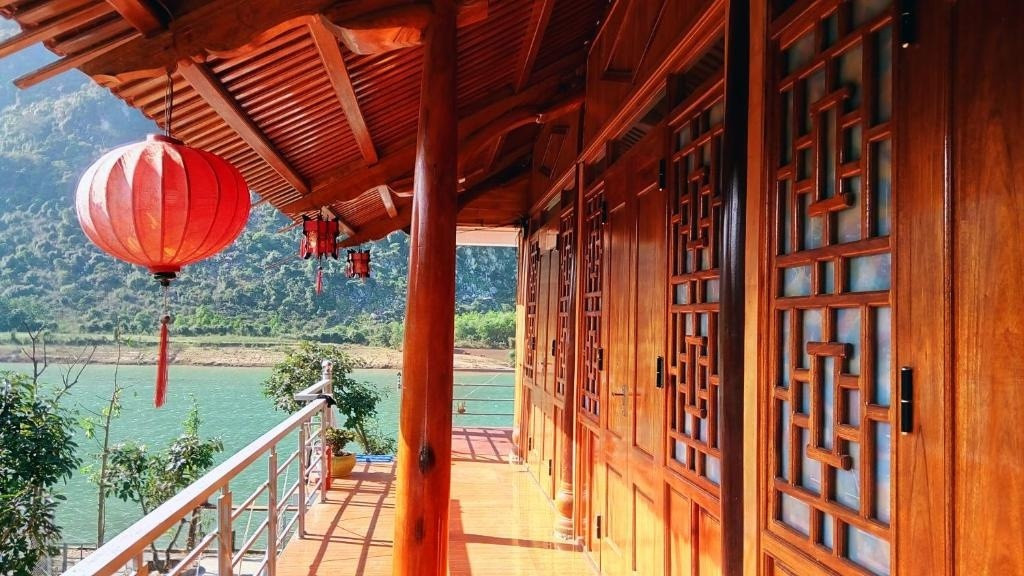 Phong Nha River House: Homestay được đặt ngay bên cạnh sông Son nên không gian xung quanh thoáng đãng, trong lành. Tất cả các phòng đều được trang bị nội thất hiện đại, phòng tắm riêng biệt, có nước nóng. Khi ở đây, du khách sẽ có thể hưởng ngoạn tầm nhìn rộng lớn từ ban công. Chỗ nghỉ cung cấp bữa sáng và dịch vụ xe đạp miễn phí với khách thuê qua đêm. Ảnh: Booking.com.