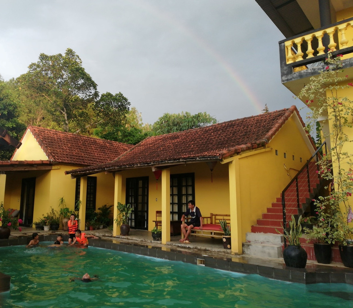 Pepper House Homestay nằm cách VQG Phong Nha - Kẻ Bàng khoảng 6 km về phía nam. Những căn nhà tại đây được thiết kế theo phong cách truyền thống với mái ngói, tường sơn màu vàng. Homestay có khu vực sân vườn thoáng mát, một chòi nhỏ giữa hồ bơi là không gian ăn uống, sinh hoạt chung của du khách. Giá phòng tầm 500.000-750.000 đồng cho một đêm, bao gồm cả ăn sáng. Ảnh: Pepper House Homestay.