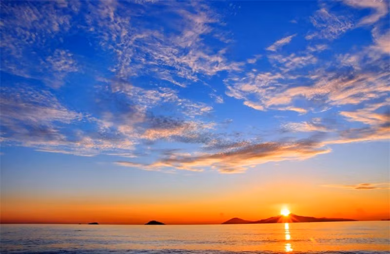 Từ sân bay ra khoảng 2 - 3 km đến trung tâm thành phố Đà Nẵng, qua cầu quay Sông Hàn, thẳng đường lớn Phạm Văn Đồng khoảng 1,5 km, phía trước đã là bãi biển Mỹ Khê. Ảnh: Hải Nguyễn.