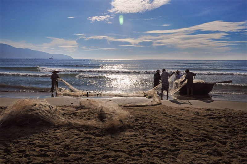 Trước năm 1975, một phần của bãi tắm do quân đội Mỹ quản lý. Họ thiết lập một số cơ sở dịch vụ tại đây để phục vụ nhu cầu giải trí, vui chơi của binh lính Mỹ. Ảnh: Caoanhtuan.