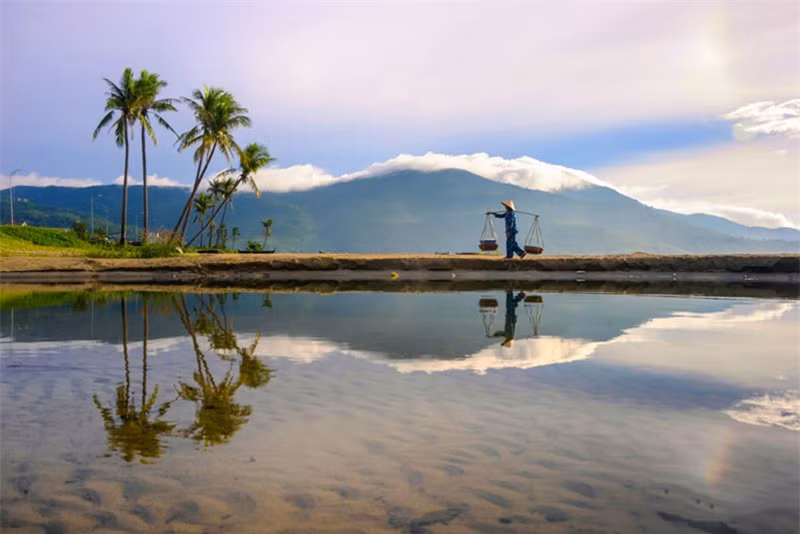 Bãi Biển có bờ cát dài và phẳng, ánh nắng và mức sóng phù hợp cho việc chơi các môn thể thao, có khả năng đảm bảo an toàn cho du khách, có các khu nghỉ dưỡng hạng sang, các biệt thự đạt tiêu chuẩn quốc tế… Ảnh: Caoanhtuan.