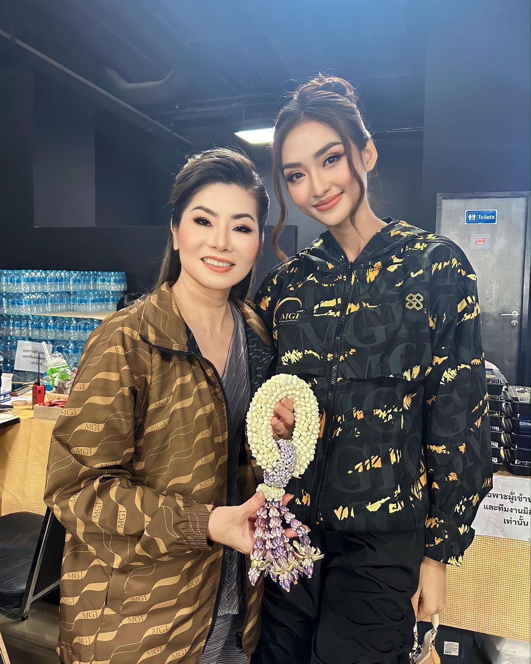 Á hậu chụp ảnh cùng Chủ tịch Nawat và bà Teresa Chaivisut - Phó chủ tịch Miss Grand International. Trên trang cá nhân, Nawat dành lời khen cho sự chăm chỉ làm việc của Saravady trong thời gian đương nhiệm. Tính đến nay, cô là đại diện Campuchia đạt thành tích cao nhất tại cuộc thi này.