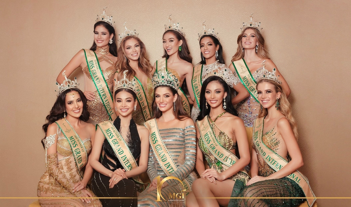 Pich Votey Saravody (hàng trên, giữa) không còn xa lạ với người quan tâm showbiz. Cô gái sinh năm 1998 là người mẫu, diễn viên ở Campuchia. Cô nổi tiếng khi giành ngôi vị Á hậu 5 của Miss Grand International 2022 cùng với 4 người đẹp khác, gồm Priscilla Londoño (Colombia), Roberta Tamondong (Philippines), Oxana Isabel Rivera Álvarez (Puerto Rico) và Hirisley Jiménez Merrero (Tây Ban Nha).