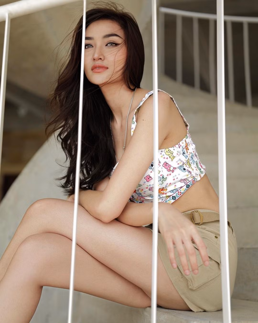 Trên tài khoản cá nhân, người đẹp Campuchia chăm đăng ảnh diện áo tắm. Bên cạnh ngoại hình, kỹ năng biểu diễn cũng là thế mạnh của Saravody. Cô biết cách kiểm soát biểu cảm, bước đi, làm chủ sân khấu. Thông thường, các thí sinh xứ Chùa Tháp gặp hạn chế khoản này khi chinh chiến quốc tế.