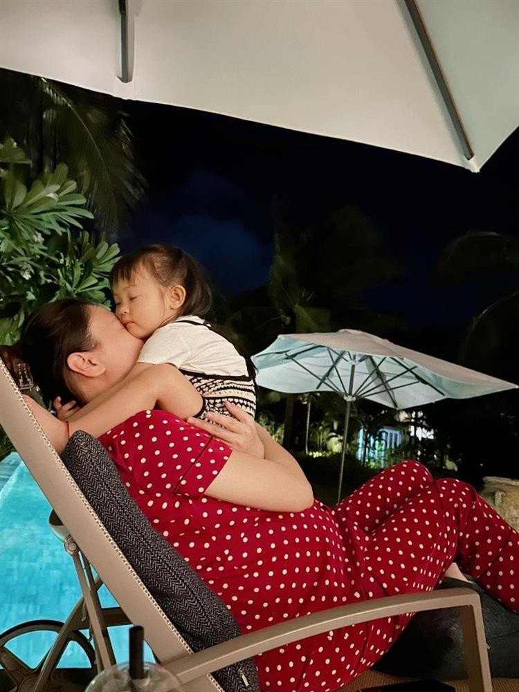 Nhà đầy đô la, mang bầu Đàm Thu Trang vẫn diện đồ chân chất - Hình 2 Nha day do la, mang bau Dam Thu Trang van dien do chan chat-Hinh-2