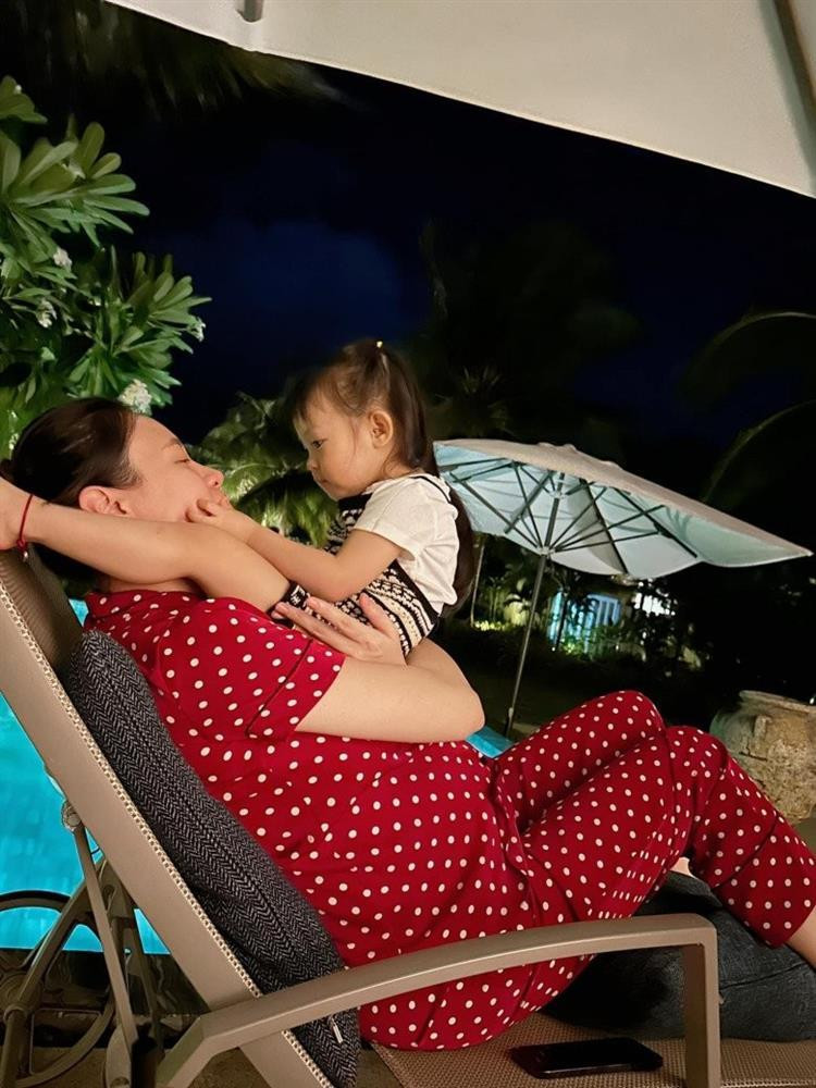 Nhà đầy đô la, mang bầu Đàm Thu Trang vẫn diện đồ chân chất Nha day do la, mang bau Dam Thu Trang van dien do chan chat