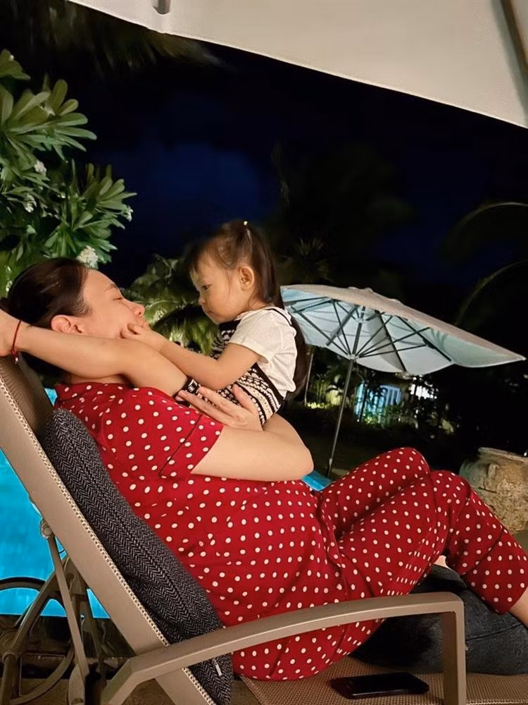 Nha day do la, mang bau Dam Thu Trang van dien do chan chat