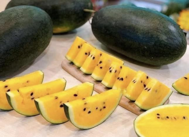 Hoa qua nhap khau mau sac la gia cao van dat khach