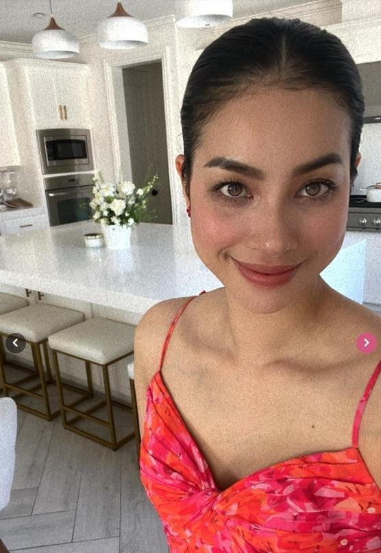 hạm Hương còn hái hoa vào và trổ tài cắm để trưng bày cho không gian sống thêm phần tươi mát, lãng mạn.