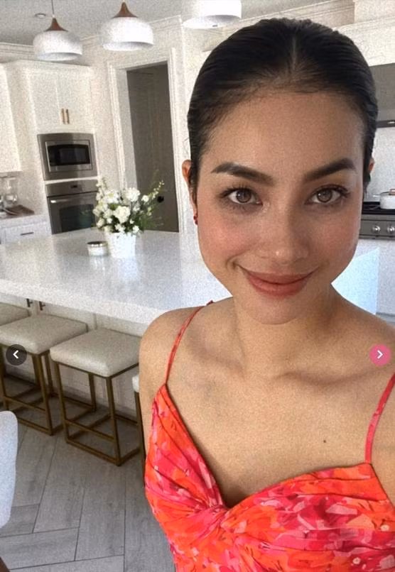 Phạm Hương còn hái hoa vào và trổ tài cắm để trưng bày cho không gian sống thêm phần tươi mát, lãng mạn.