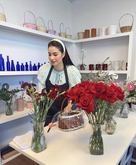 ##ss###style="text-decoration: underline;">Cuộc sống của Phạm Hương ngập đầy hương sắc, được đắm chìm trong cái đẹp của những loài hoa xinh tươi.