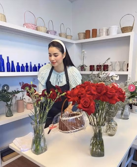 Cuộc sống của Phạm Hương ngập đầy hương sắc, được đắm chìm trong cái đẹp của những loài hoa xinh tươi.